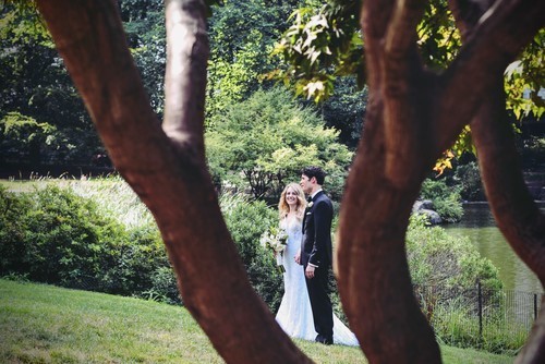 Pareja de boda en Central Park South, Nueva York, Estados Unidos