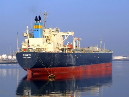 Tanker v přístavu v Rotterdamu