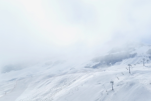 Гірськолижний підйомник на туманній горі