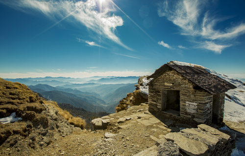 Casa abandonada em uma montanha