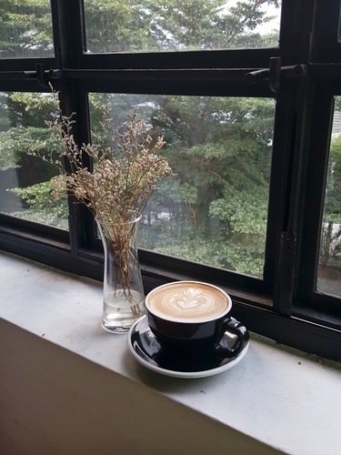 Witte koffie bij het raam