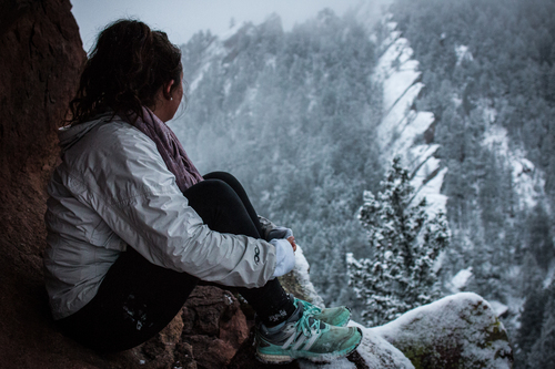 Hiking meisje in besneeuwde berg
