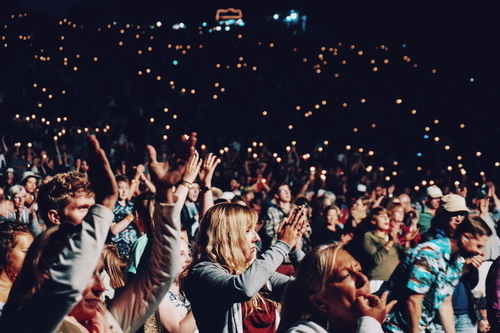 Multidão cheering em um concerto
