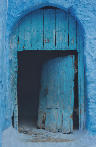 Blauwe deur geopend