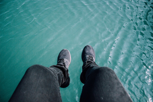 Fötter ovanför vattenytan
