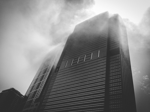 Byggnad i dimman