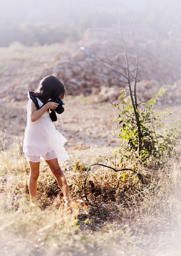 Doğada çocuk fotoğrafçı