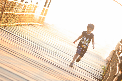 Enfant exécutant à travers le pont