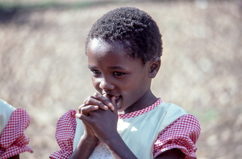Enfant avec des pouces dans sa bouche