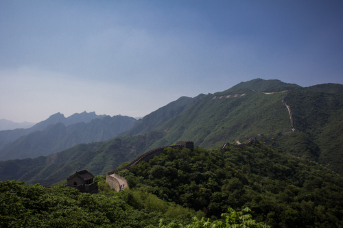Muro chino con colinas verdes