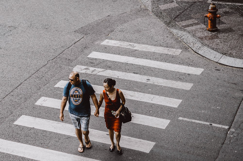 Cuplu traversând strada