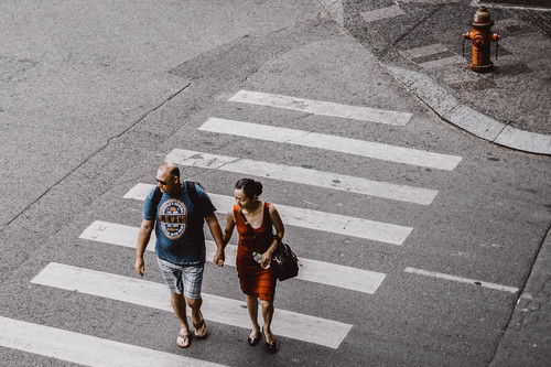 Pareja cruzando la calle