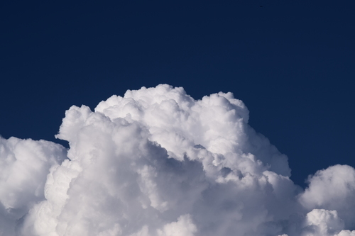 Espessas nuvens no céu