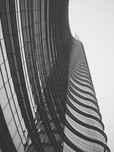 Modern byggnad svartvitt
