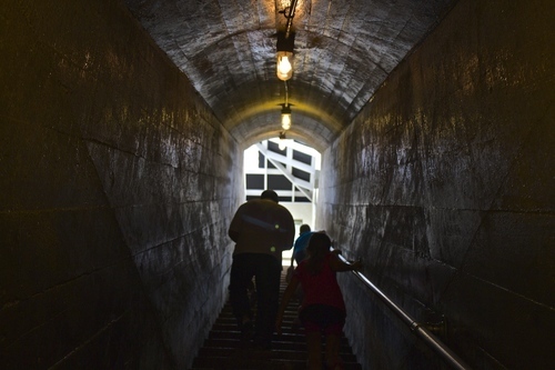 Papa et gosses sur des escaliers