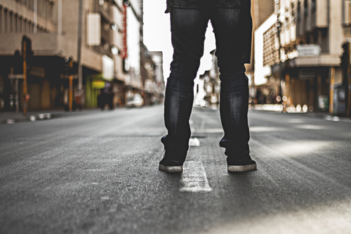Picioare de bărbat în stradă
