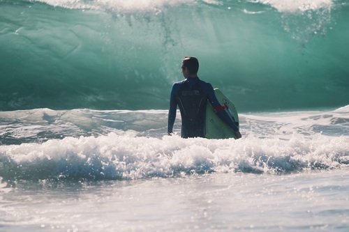 Surfista in acqua