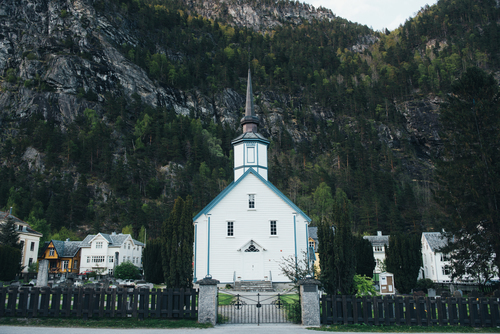 Bir dağın ayağındaki kilise