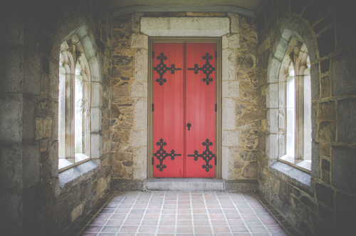 Kırmızı kilise kapısına