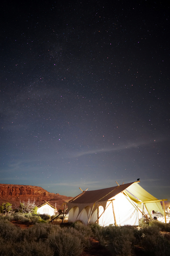 Yıldızlı gökyüzü altında çadır