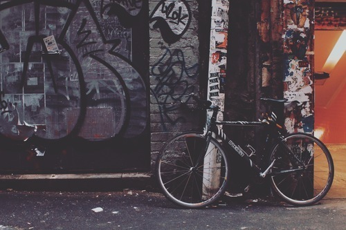 Grafittis do grunge da cidade com bicicleta