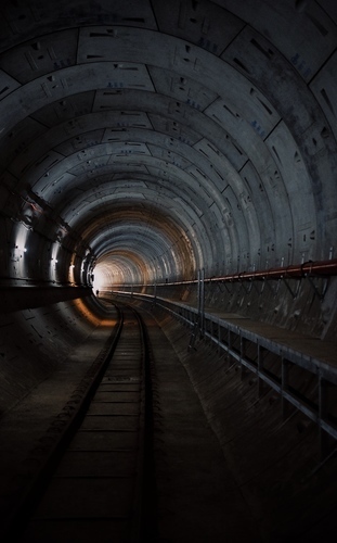 Lungo tunnel della metropolitana