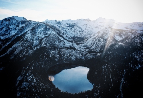 Lac clair dans les montagnes enneigées