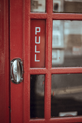 Dveře s "pull" znamení