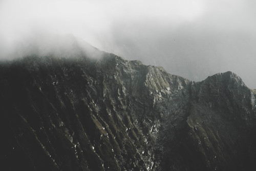 Sombres falaises étroites