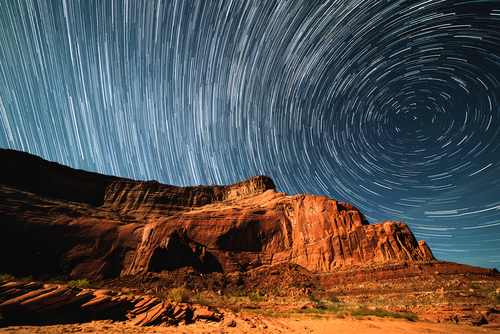 Traînées d’étoiles portant sur la falaise