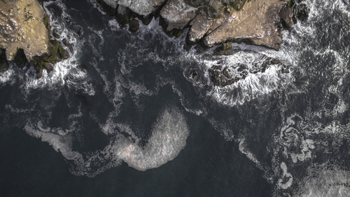 Falaises avec éclaboussure de l’eau