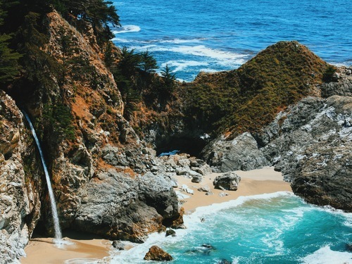 Cliffs by the ocean bay