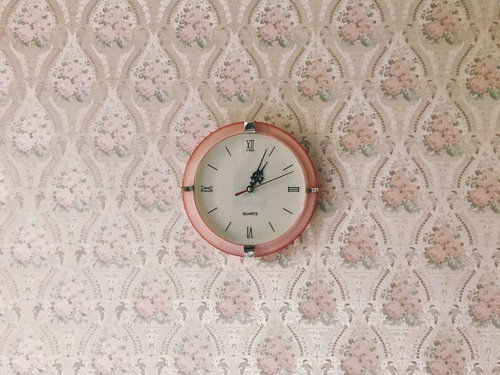 Horloge sur un papier peint floral