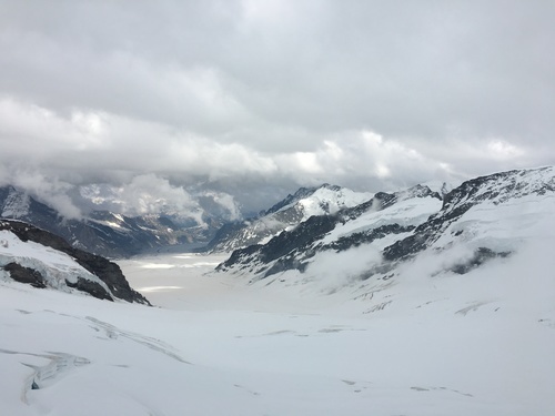 Nubi sopra una montagna innevata passano. jpg (Unsplash)