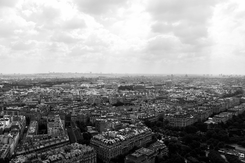 Nuvoloso paesaggio urbano di Parigi