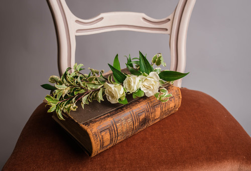 Boek en bloemen op stoel
