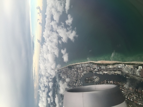 Kustlijn uitzicht vanuit een vliegtuig