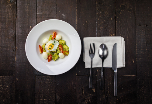 Ei met groenten op een bord