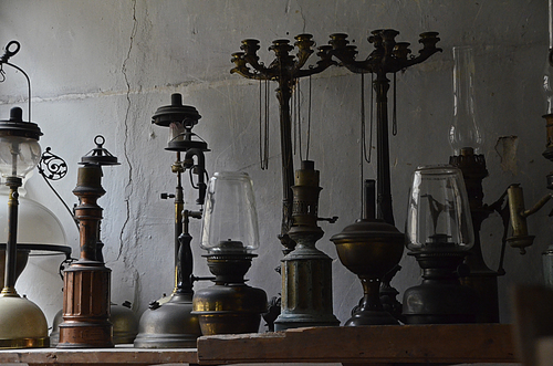 Samling av antika lampor