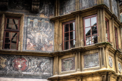 Fachada pintada en Colmar, Francia