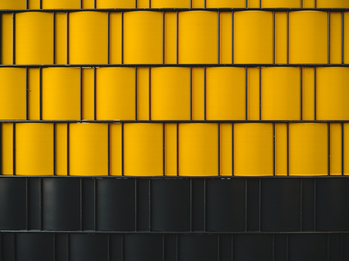 Mur noir et jaune
