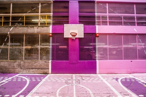 Renkli basketbol sahası