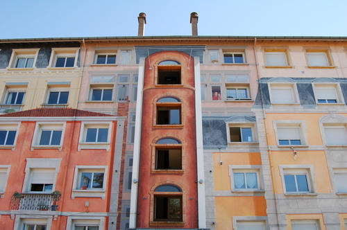 Colorido edificio de apartamentos