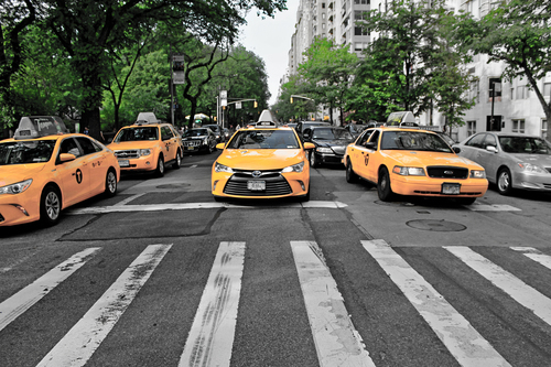 Taxis amarillos en tráfico