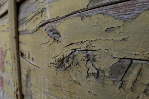 Antigua muralla de madera cutre