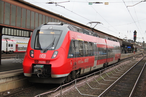 Червоний потяг на залізничному вокзалі