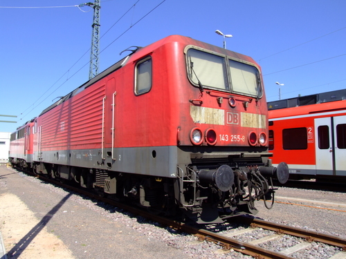 Kırmızı elektrikli lokomotif