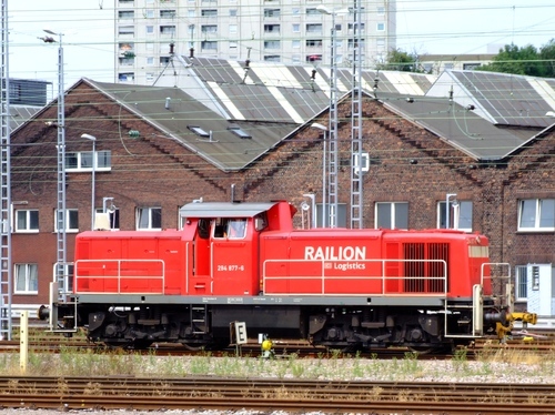 Deutsche Bahn roşu locomotiva