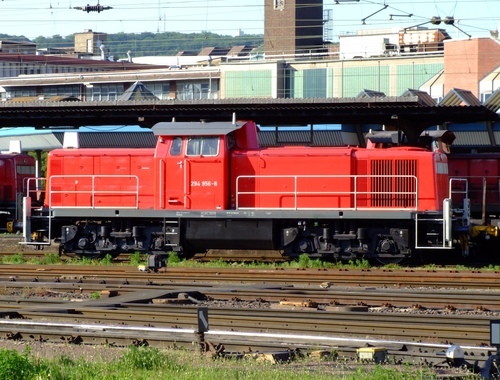 Plataforma de tren con la locomotora.