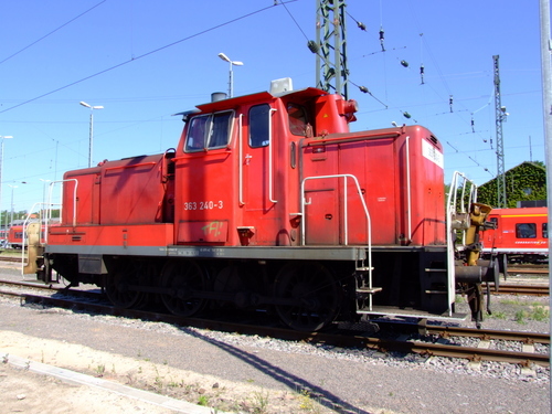 Menší červená lokomotiva